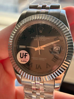 Wimbledon Klockan - New Wimbledon med urtavla på 41 mm och nattbelysningsfunktion. Högkvalitativt automatiskt urverk. Oyster-armband med spänne. Perfekt för dig som gillar lyxig stil!