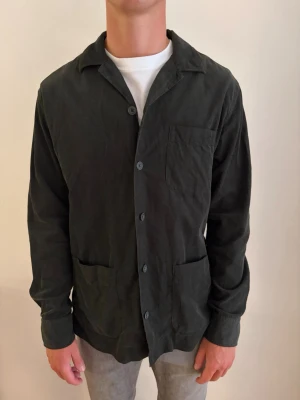 Mörkgrön overshirt Massimo Dutti - Skit snygg grön overshirt från Massimo dutti. Storlek S. Jackan är sparsamt använd, men som syns på bild 3 har tyget släppt lite från knappen. Men inget som syns tydligt. 