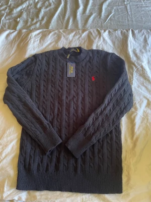 Polo ralph lauren tröja - Svart polo ralph lauren tröja. Tröjan är aldrig använd, är i perfekt skick och kommer med tags. Storlek M