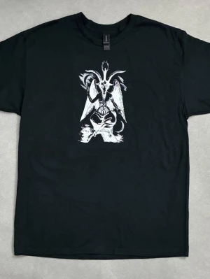 Alternativ t shirt  - svart t-shirt med ett stort vitt baphomet-tryck på bröstet , gildan 5000 , så som ovan så också nedan . Helt ny 