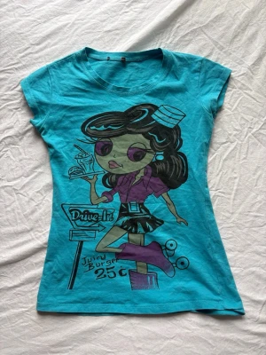 Y2k Turkos babytee med tryck på - Köpt på secondhand , mycket bra skick ! 💓 skriv ifall ni vill ha fler bilder etc.  