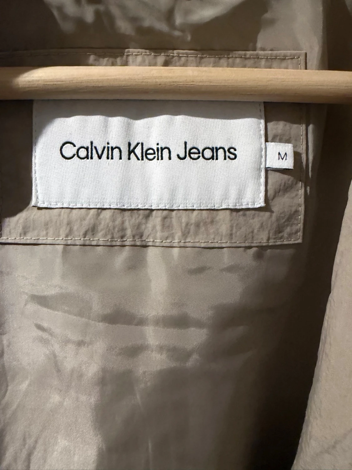 Beige vindjacka från Calvin Klein - 3