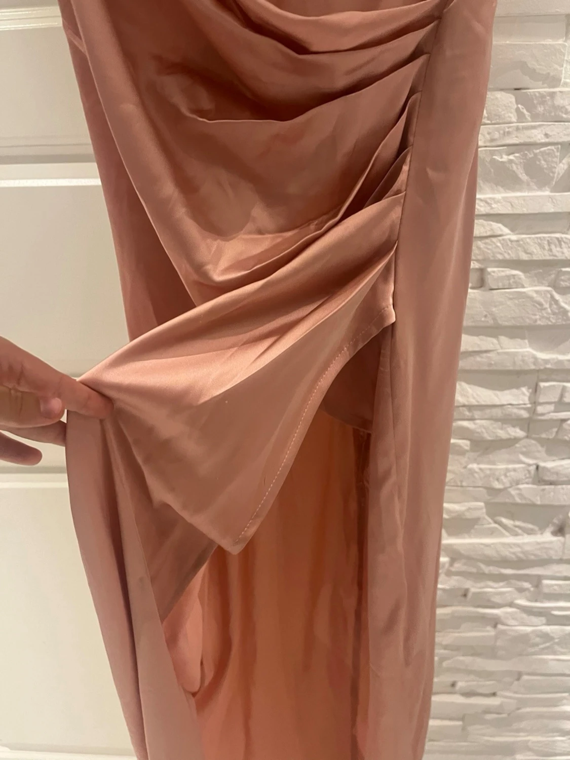 Lång rosa klänning med kedjeband - 4