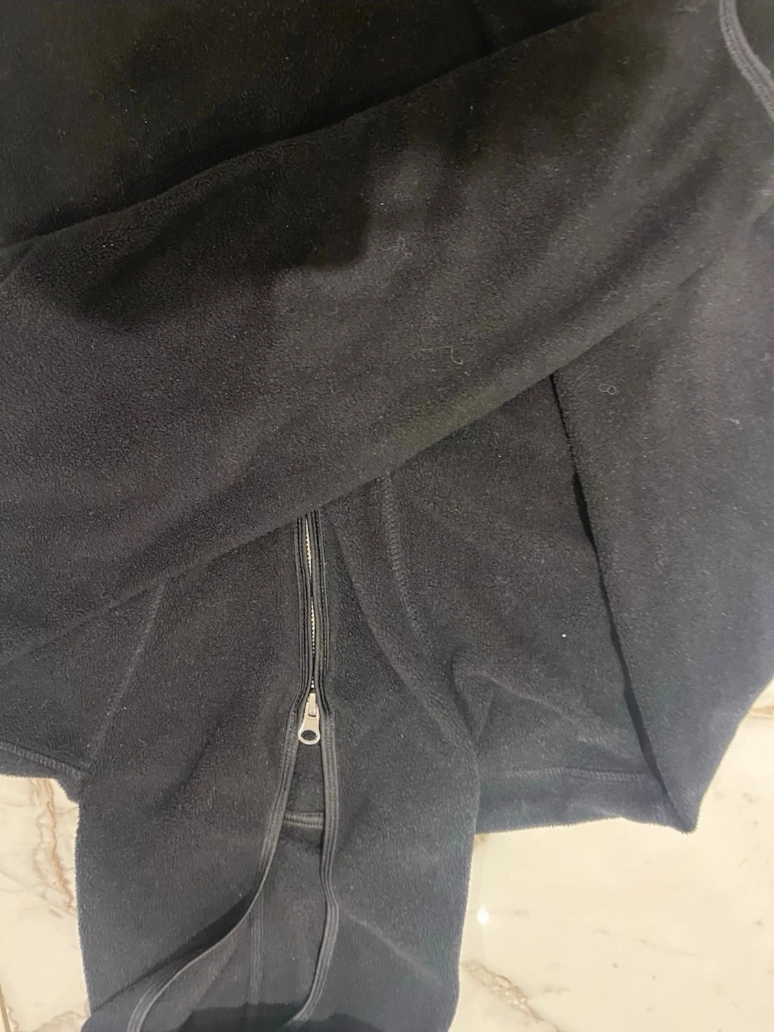 Svart fleecehoodie med dragkedja - 1