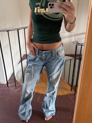 True religion jeans - Säljer ett par ljusblå baggy jeans från True Religion. Jag är 178cm och längden är perfekt för mig.  Perfekta för en avslappnad och trendig stil. Har legat i min garderob en stund så behövs nog strykas men annars i bra skick!😁🌸🌸