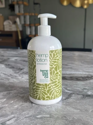 Hemp lotion med tea tree oil - Testad fåtal gånger. Så nästan full. Fräsch hemp lotion med tea tree oil från Australian Bodycare. Kommer i en vit plastflaska med pump och grönmönstrad etikett. Innehåller 500 ml och är perfekt för återfuktning av huden. Passar dig som gillar naturliga ingredienser och enkel design.