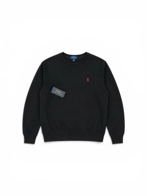 Svart sweatshirt från Polo Ralph Lauren - Klassisk svart sweatshirt från Polo Ralph Lauren med rund halsringning och diskret röd logga broderad på bröstet. Tröjan har ribbade muddar vid ärmslut och nederkant. Perfekt för en clean och stilren look.
