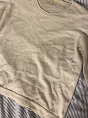 Beige långärmad tröja - Säljer en Biege långärmad tröja från Whyred. Den är i storlek L men sitter mer som S. Jag tycker den passar bra på mig men tycker den är för kort. Den slutar direkt efter naveln på mig. Om du är intresserad är det bara att skriva t mig den är inte nopprig, fläckig eller tecken på slitage 