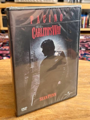 NY / INPLASTAD! Carlito's Way (DVD) – Al Pacino gangsterklassiker! - Helt ny, oöppnad och fabriksinplastad köpfilm på DVD med Brian De Palmas kritikerrosade mästerverk ”Carlito's Way” från 1993. Ett absolut måste för alla som älskar klassiska gangster- och maffiafilmer i stil med Scarface och Gudfadern.