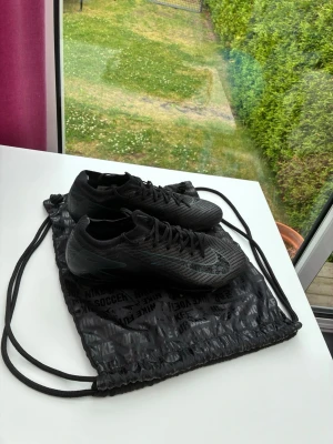 Vapor 16 Elite - Säljer dessa riktigt feta fotbollsskor från Nike i helt nytt skick. Nike air zoom vapor 16 elite FG. Endast prövat skorna och insåg att de inte passade bra. Storlek UK 10 / 44 & 2/3. Hör gärna av er om ni har några funderingar! 😊