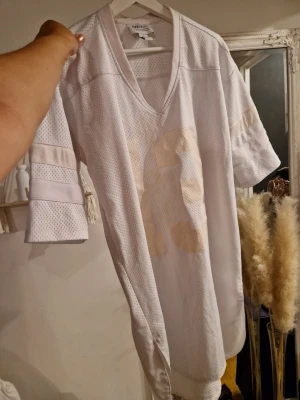 Snygg tshirt klänning  - Klänningen är ljusblå, storlek 36/s men lite oversize. Fanny Lyckman design, köpte den från nelly för några år sedan, men kommer inte längre till användning