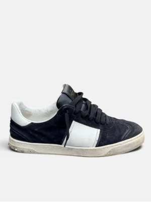 Valentino flycrew  - Snygga svarta sneakers från Valentino med vita detaljer och svart snörning. Skorna har en låg silhuett och är tillverkade i mocka och läder. Den vita panelen på sidan och den vita sulan ger en stilren kontrast till det svarta.