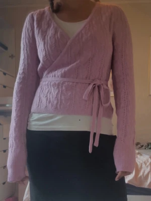 Rosa/lila omlottkofta med knytband - Mjuk tröja som man knyter