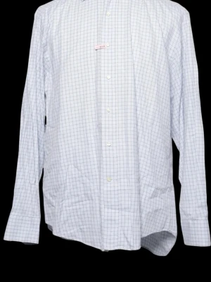 Etro skjorta - Klassisk vit skjorta med tunna blå och grå rutor. Skjortan har lång ärm, knäppning framtill och en avslappnad passform. Perfekt till jeans eller chinos för en clean och stilren look.