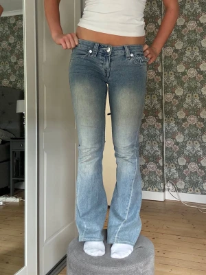 Ljusblå True Religion jeans - Säljer dessa OTROLIGT snygga True Religion jeans, i modellen ”Joey”. Supersnygga och passar till allt!! De är uppsydda i butik så passar ngn som är ca 160 skulle jag säga.🤗💞