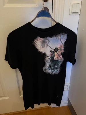 Philip Plein Kvitto Nk finns - Snygg Philip Plein t shirt som är använd max 5 gånger. nypriset är 5700kr, men jag köpte den på 70% rabatt på nk. Kvitto går att få fram!
