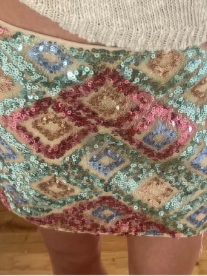 Ibiza festkjol med paljetter - Superfin minikjol med paljetter i flera olika färger och diamantmönster!  Köpte  på Vinted men den har inte kommit till användning!  Kika gärna in mina andra plagg, vill få bort allt 💞