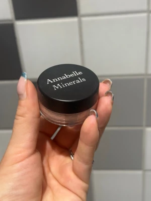 Annabelle Minerals ögonskugga Candy - Endast swatchad  Mineralögonskugga från Annabelle Minerals i nyansen Candy. Produkten är en del av Annabelle Minerals sortiment av mineralmakeup.  noter av persika och aprikos. Ett perfekt val för de med varm hy. Skimret på ögonlocken ger ögonen lyster.