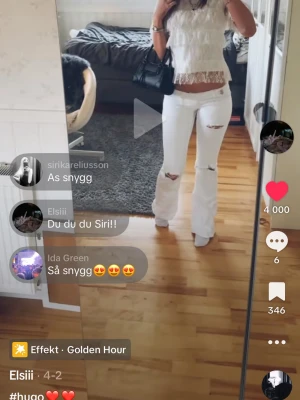 Vita slitna jeans med raka ben - Säljer ett par vita jeans med raka ben och slitningar vid knäna och låren. Jeansen har hög midja och trendig, avslappnad passform. Perfekta för dig som vill ha en cool och modern look. Materialet är denim i bomull.