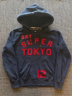 Superdry hoodie ~ vintage  - Sjukt eftertraktad Superdry hoodie ~ vintage modell | st M | färg marinblå med röda detaljer | klassisk passform | perfekt vintage piece