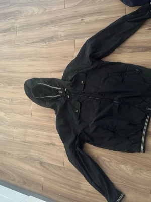 Svart vindjacka från Moncler - moncler vindjacka köpt för flera år sen av en säljare på blocket. aldrig använd då den är helt för stor för mig, storlek 3 dvs M. pris går att diskutera. 