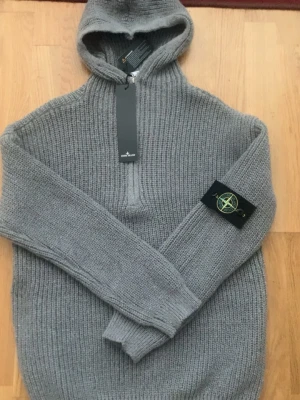 Stone island tröja - Säljer en grå stickad stone island tröja i storlek S men den passar bra på Storlek M