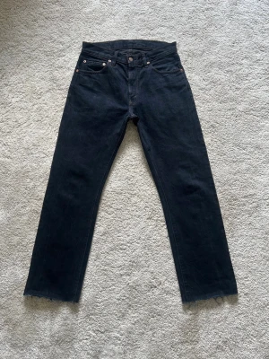 Svart Levis 505-0217 Jeans Straight/Bootcut Fit Selvedge Storlek W32 L34 - Mycket fina Levis Jeans i svart färg. | Jeansen är i mycket bra skick och sparsamt använda. |  Äkta som allt annat jag säljer! ✅ |  Storlek: W32 L34 | Skick: Mycket Bra Skick (SE SISTA BILDER) | Färg: Svart | Märke: Levis | Modell: Jeans |   Hör gärna av dig vid frågor så svarar jag så fort jag kan! 😁 |  (SKU - 213)