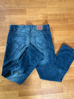 Levis 481 Jeans - Riktigt feta Levis jeans men en snygg wash🤩. 481 slim fit. Ingen storlek, men får mått vid intresse. Är 177cm lång på bilden men jeansen passar någon kortare. Superfint skick. Skicka gärna frågor och prisförslag!😄