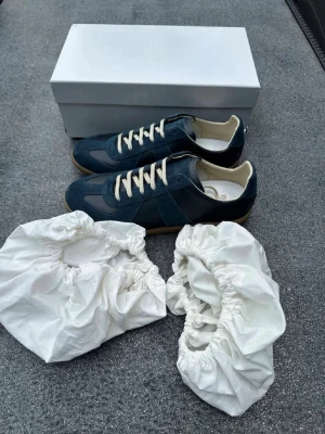 INTRESSEKOLL – Maison Margiela GATS Mörkblå - Lägger ut en intressekoll på mina helt nya Maison Margiela GATS. Aldrig använda.  Kommer komplett med originalbox och dustbags.  Detta är endast en intressekoll, (köp inte annonsen).  Skicka PM vid seriöst intresse eller om du vill lägga ett bud.