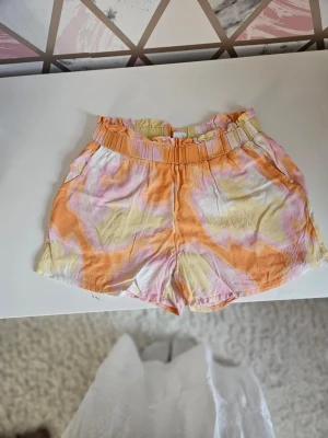 Färgglada loose shorts med resårmidja - Säljer ett par färgglada shorts. Super sköna!! Använt 1 gång och är som ny ! Super fina shorts !😍 