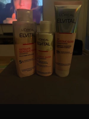 L'Oréal Elvital Glycolic Gloss set - Säljer ett set med L'Oréal Elvital Glycolic Gloss produkter: schampo, balsam och leave-in behandling. Förpackningarna är i rosa och silver med tydliga etiketter. Perfekt för dig som vill boosta glans och vårda håret med gloss complex. Använt 2-3 gånger!!