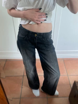 Jeans feån cheap monday - Ett par svarta jeans från cheap monday. Aldrig använda. Storlek 23/30, uppskattar XS/S. Kolla storleksgioden på weekdays hemsida. Fråga om fler bilder eller mått om det önskas!☺️☺️