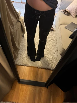 knytjeans från Gina Tricot - Snygga knytjeans från Gina Tricot 14+ i svart! Storleken är XS och benlängden är uppsydda av mig själv så innerbenslängden är 74 cm. Byxorna är i väldigt bra skick!!☺️💗