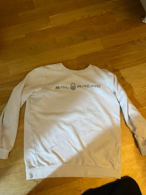 Vit Sail Racing sweatshirt - Vit sweatshirt från Sail Racing
