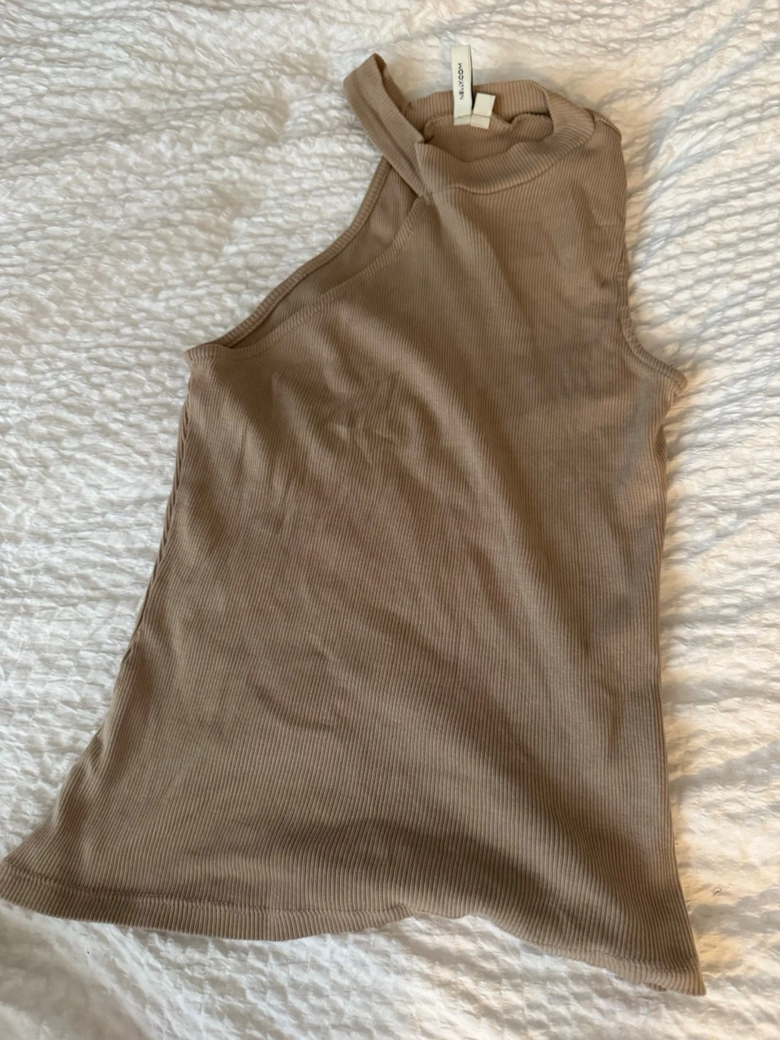 Beige ribbad ärmlös topp NLY Trend