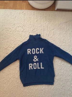 Zadig&voltaire polotröja - Snygg stickad polotröja från Zadig & Voltaire, används ett fåtal gånger så den är gott som ny. Perfekt till hösten och vintern. St 12år /Xs