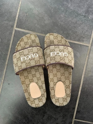 Beige tofflor - Säljer ett par beige tofflor som passar storlek 38-39 och har form efter foten så dem är super bekväma