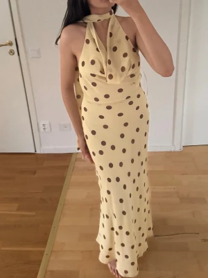 Gina klänning - Polkadot klänning från gina. Helt ny med prislappen kvar. 