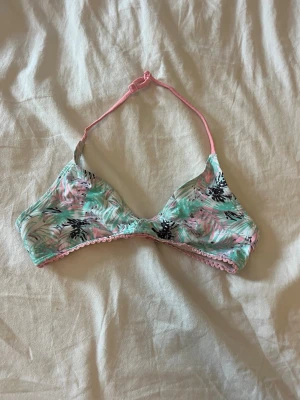 Pastellfärgad bikiniöverdel med palmmönster - Söt bikini i pastellfärger med palmmönster i rosa, mintgrönt och svart. Aldrig använd!