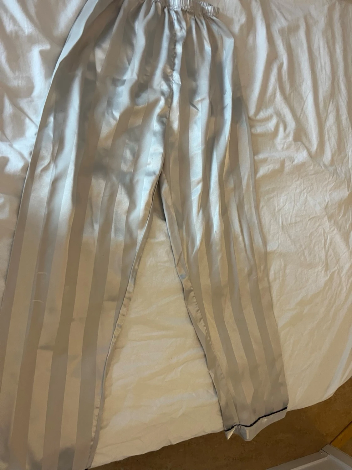 Silvrig randig pyjamas med hjärtdetalj - 1