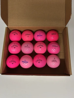 Rosa Mix. A/B klass - Rosa mix A/B-klass. Mix av flera välkända märken i mycket fint skick med endast mindre kosmetiska märken. Ett perfekt val för dig som föredrar färgade golfbollar.