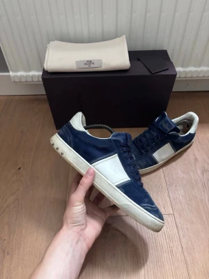 Valentino flycrews Navy - Tja, säljer nu ett par väldigt eftertraktade Valentino FlyCrews i färgen navyblå. Skorna är ej tvättade på bilderna, därför ser de ganska smutsiga ut. Skick ungefär sex till sju av tio. En nit har lossnat, annars prima. Allting OG följer med. Vi pratar originalbox, original dustbags, papper, tackkort, extra snören helt oanvända. Vid frågor eller fler bilder, hör gärna av dig.