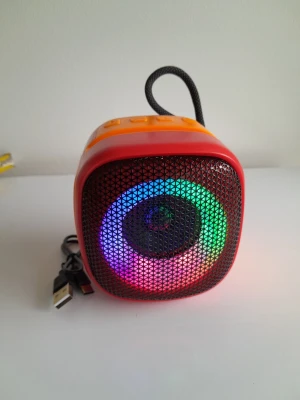 Bärbar högtalare med LED-ljus - ​Ta med festen överallt med denna helt nya och mycket bärbara trådlösa högtalare från Disco Series (Modell 699). Med sin iögonfallande, geometriska design i rött och orange levererar denna kompakta högtalare en rolig upplevelse för både syn och hörsel. Framsidan är utrustad med en effektfull, cirkulär RGB LED-ljusring som pulserar i färg i takt med musikens vibe. Ovansidan har dessutom ett smart inbyggt spår där du kan ställa din smartphone eller surfplatta för smidig, handsfree visning. ​Huvudf