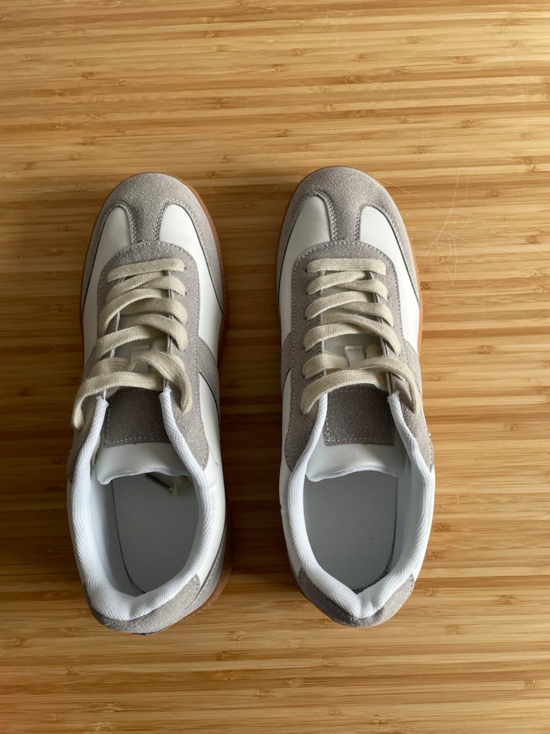 Vita och beige sneakers med mockadetaljer - 1