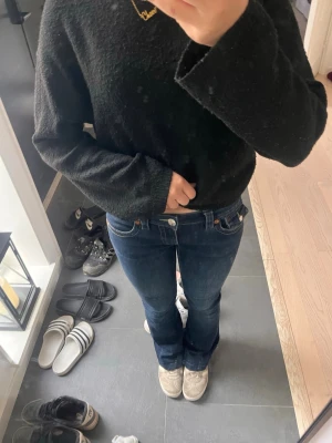 True religion Jeans  - Jätte fina low waist mörkblåa true religion Jeans i storlek W25. Joey modellen. (uppsydda) passar mig som är 158cm. i m Endast använda 2-3 gånger så de är som nya💗