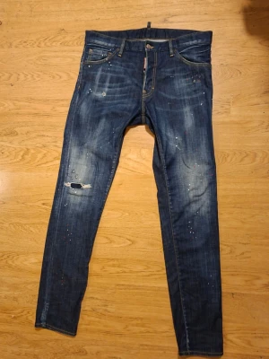 Äkta dsquared2 jeans - Äkta mörkblåa dsquared2 jeans i storlek 52, säljer för att dom är för små, använda men är i väldigt bra skick, nypris:5000kr mitt pris: 799kr