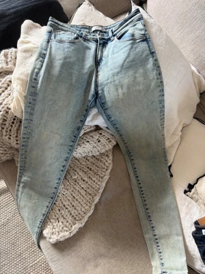 Ljusblå skinny jeans från Ellos - Säljer ett par ljusblå skinny jeans från Ellos med klassisk femficksmodell och hög midja. Jeansen har en tvättad look och smala ben som sitter tight hela vägen ner. Perfekta för en avslappnad och trendig stil.