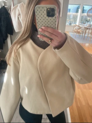 Kappa - Jättefin kappa från Gina i st 34! Fint skick, inga defekter❣️ Säljer pga att den är för liten.