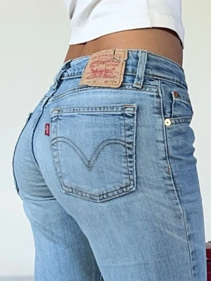 Levis jeans - Vintage Levi’s 544 💕Midjemått 76cm (37cm rakt över)💕 innerbenslängd 82cm💕 jag är 165💕 