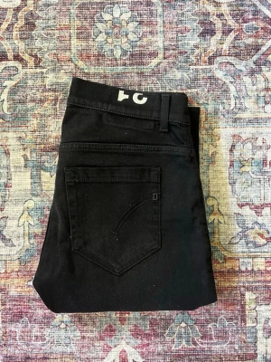 Dondup George - Svarta Dondup George Jeans i storlek W31. HELT NYA, längd 92cm. Passar perfekt nu till hösten och otroligt pris för helt nya! Kontakta vid minsta fråga⚜️
